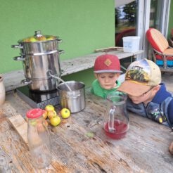 Naturkinder bereiten Apfelmus zu
